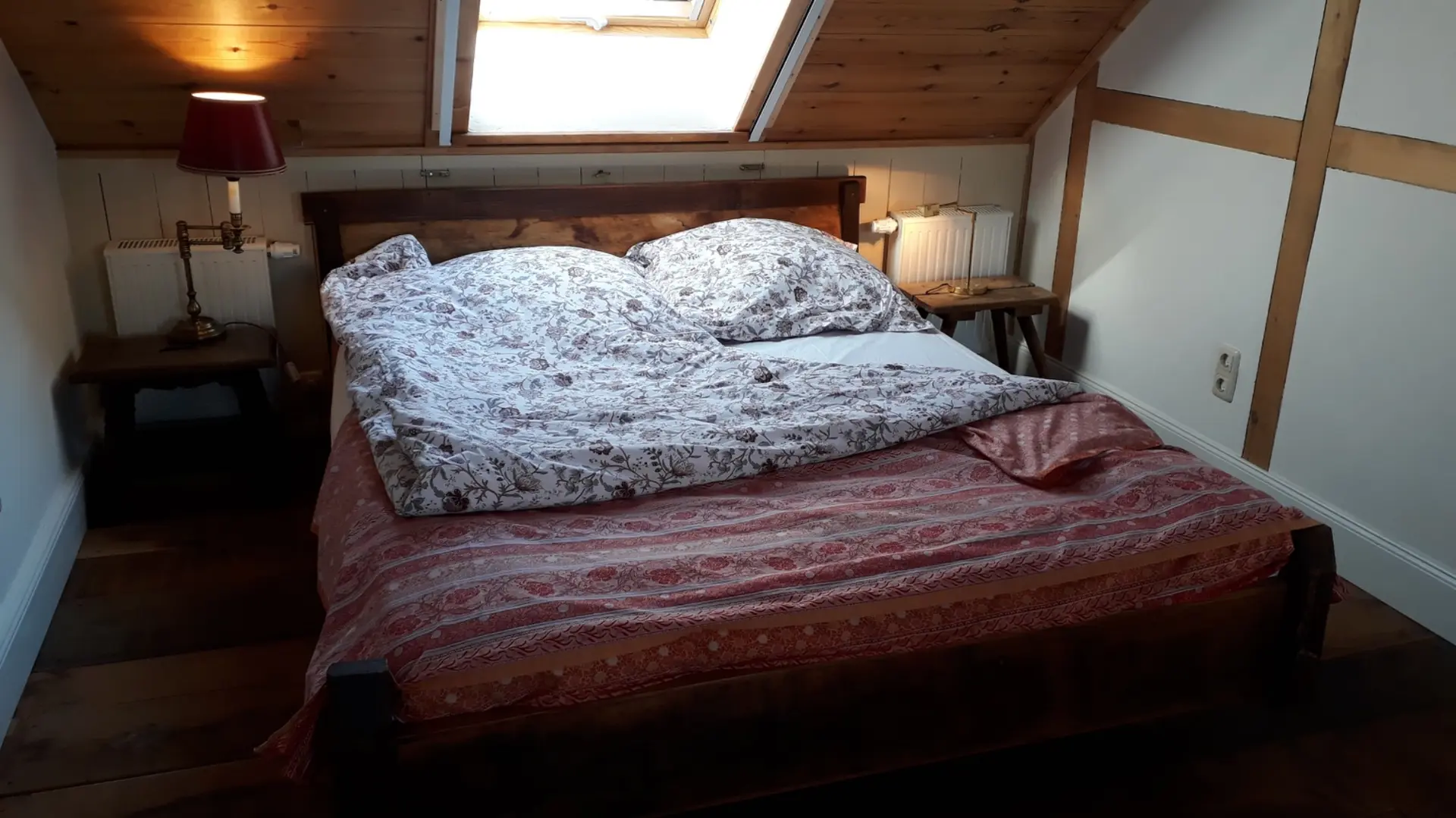 eine weitere Ansicht des Doppelbetts