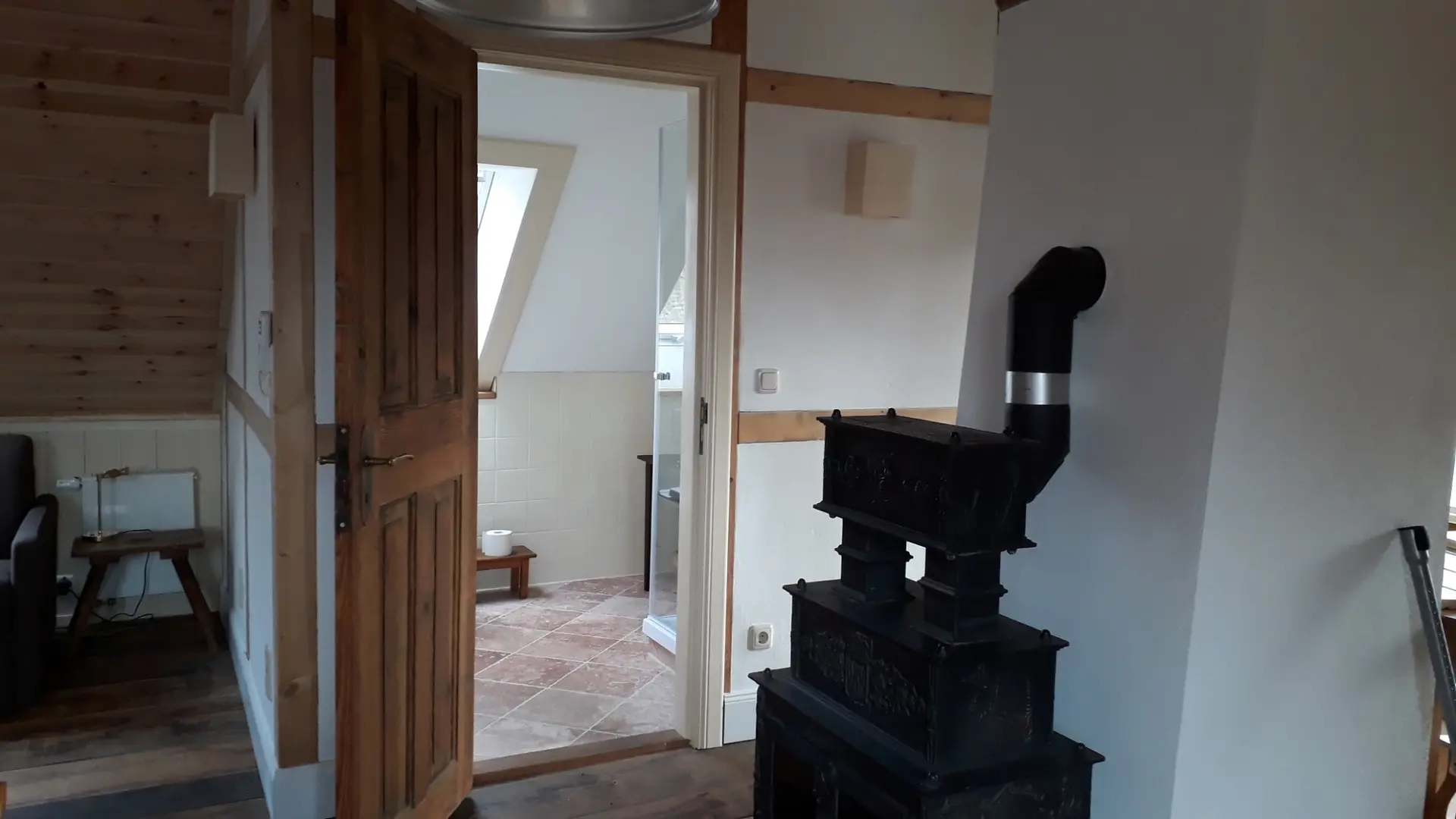 Blick ins Bad vom Wohnbereich aus