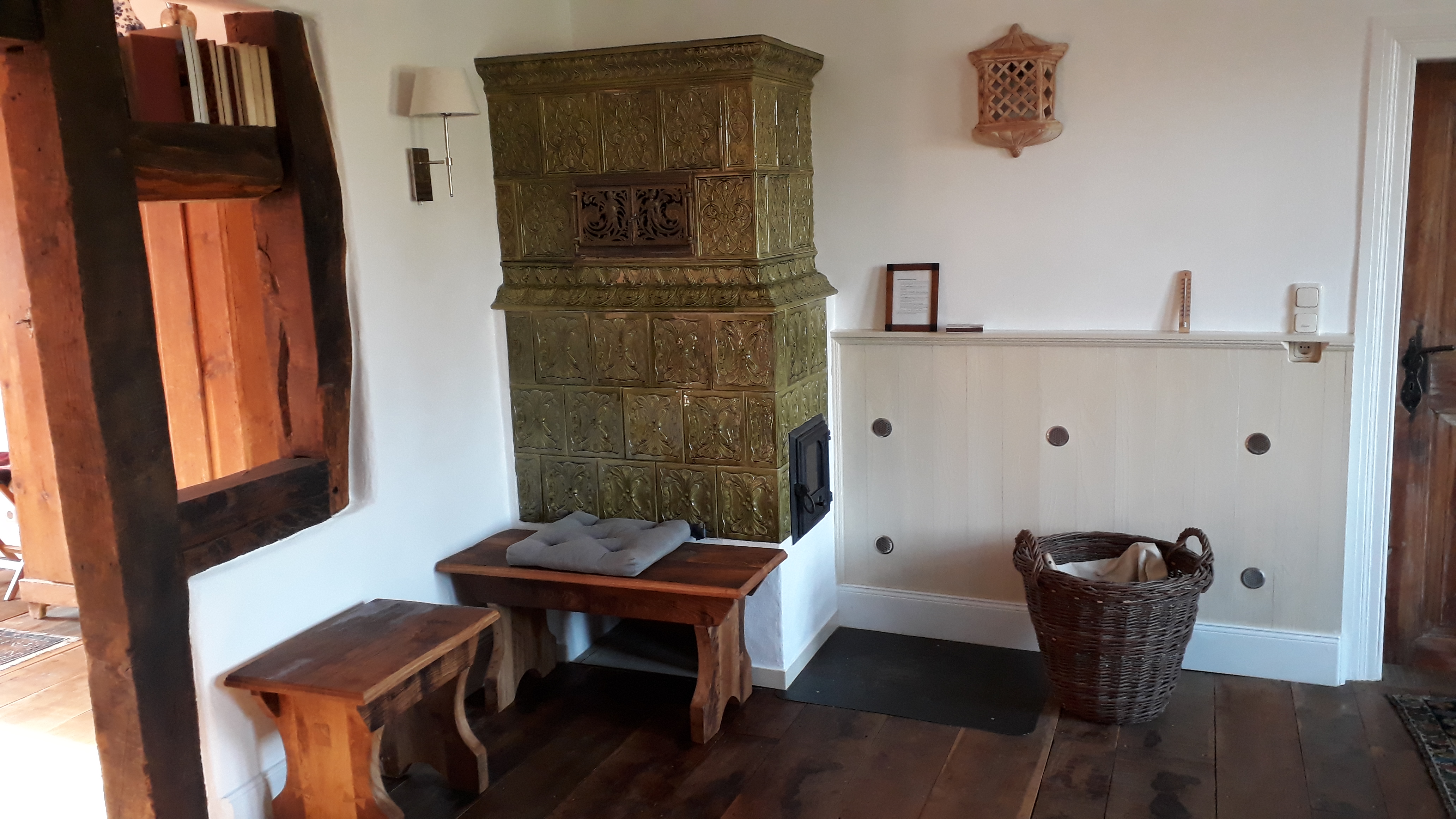 traditioneller Kachelofen für gemütliche warme Abende