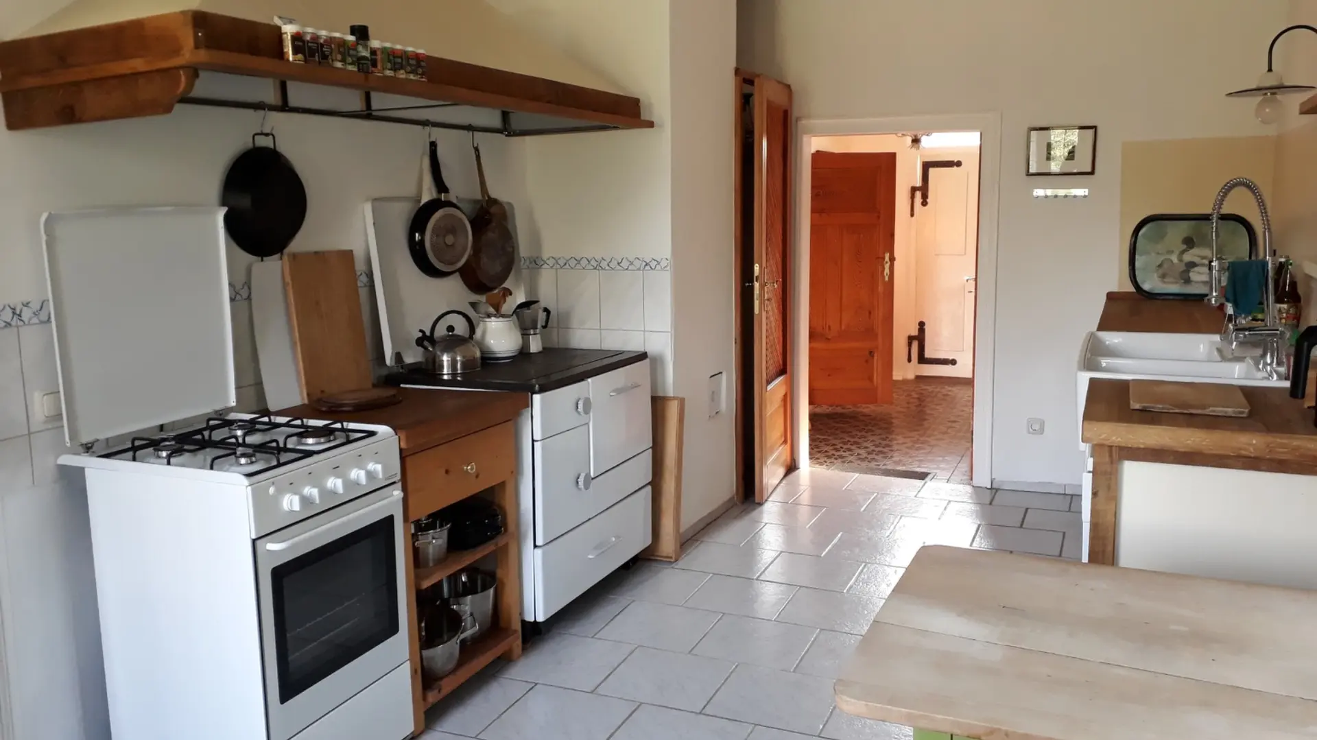 Küche mit Gasherd und tradiotioneller Esse