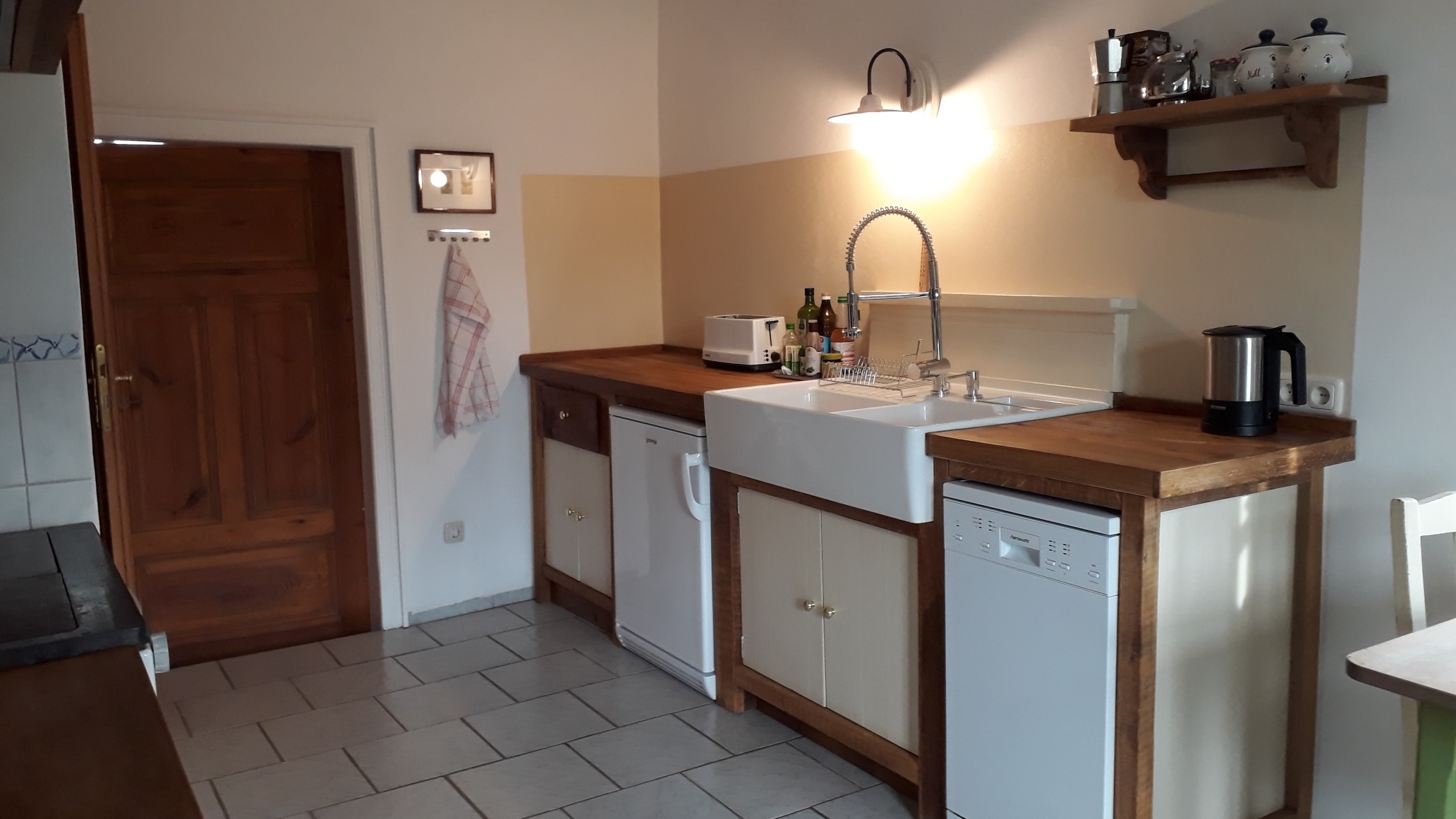 Keramikspüle und Arbeitsfläche in der geräumigen Küche