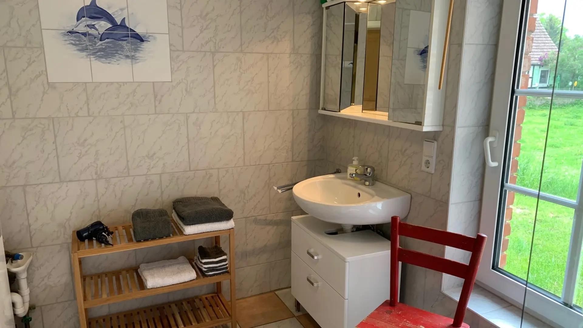 Sicht auf das Waschbecken im Bad