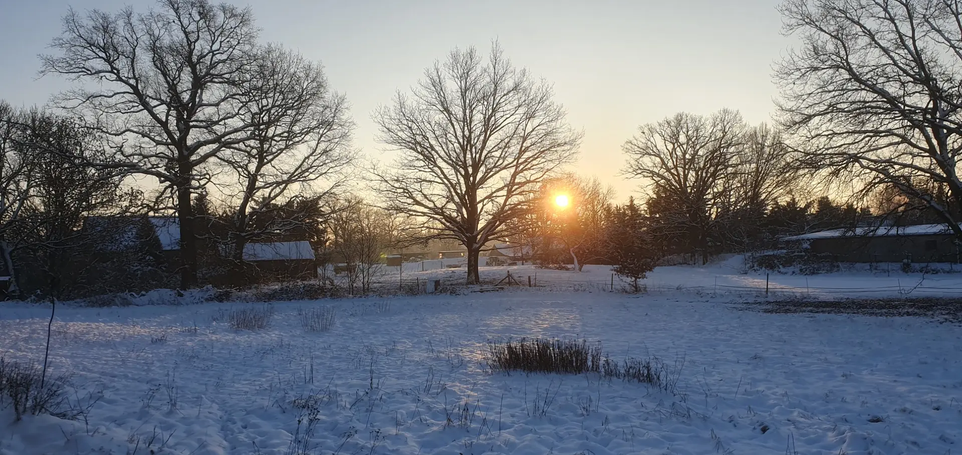 Sonnenuntergang über verschneitem Wahrenberg im Winter