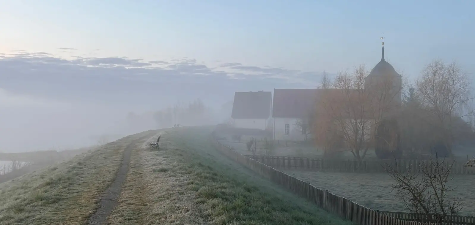 Landschaft nahe der Elbe im Sommer