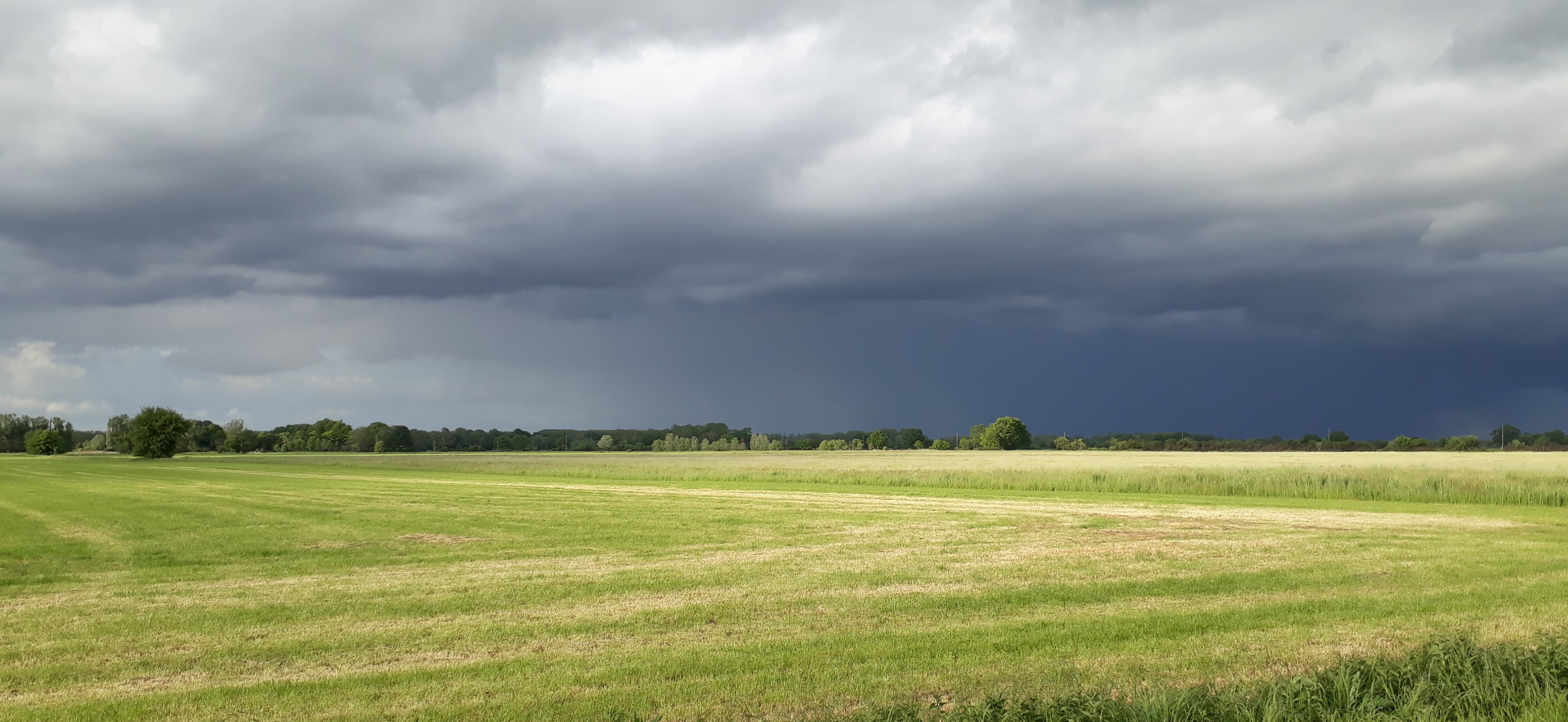Felder im Umland unter Gewitterwolken