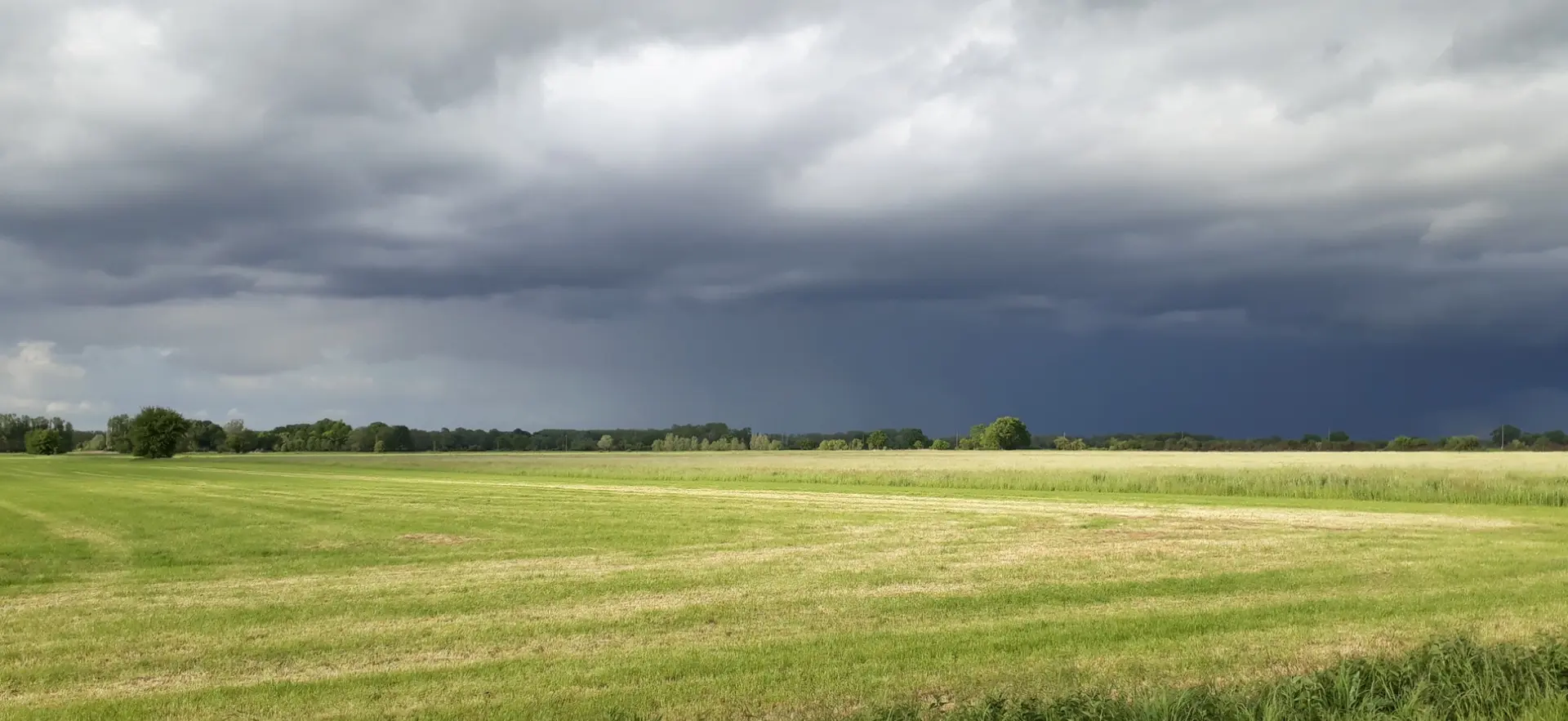 Felder im Umland unter Gewitterwolken
