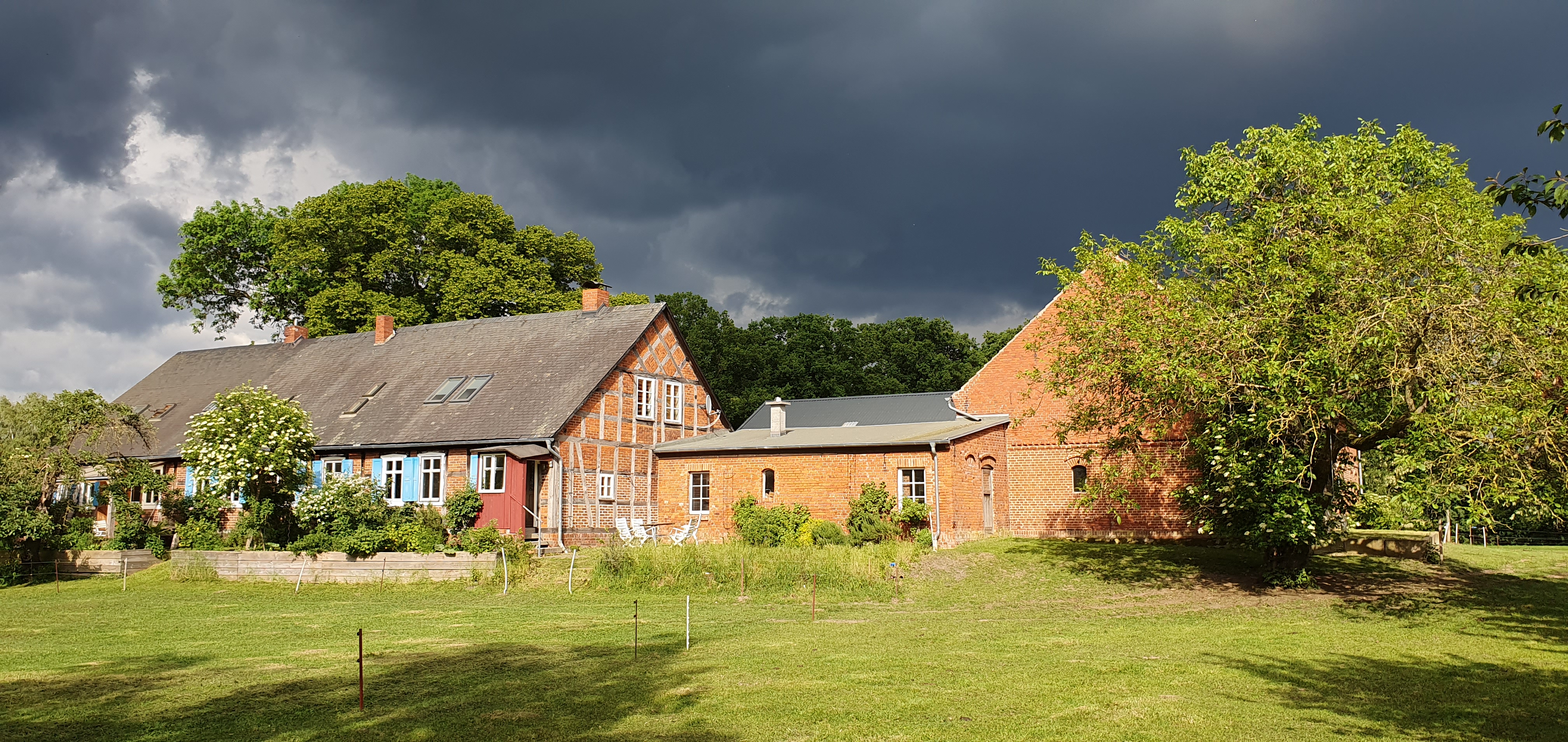 Der Lindenhof im Sommer kurz vor einem Gewitter