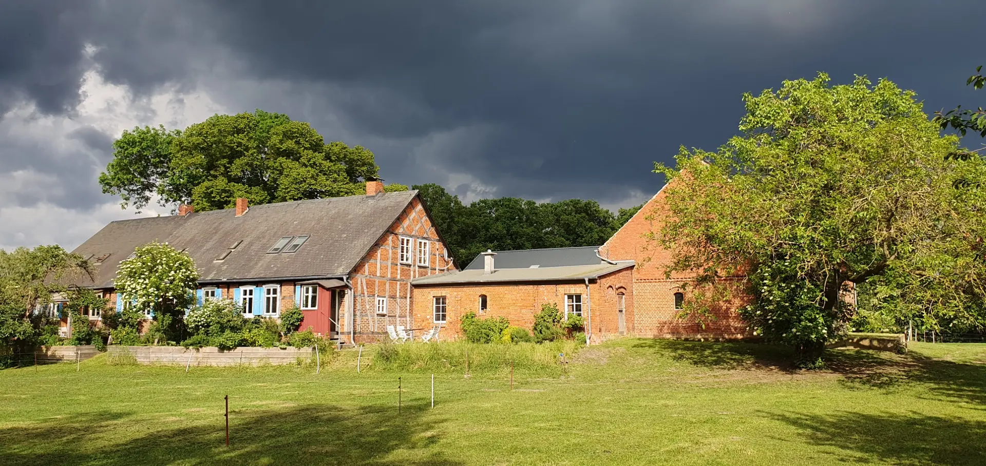 Der Lindenhof im Sommer kurz vor einem Gewitter
